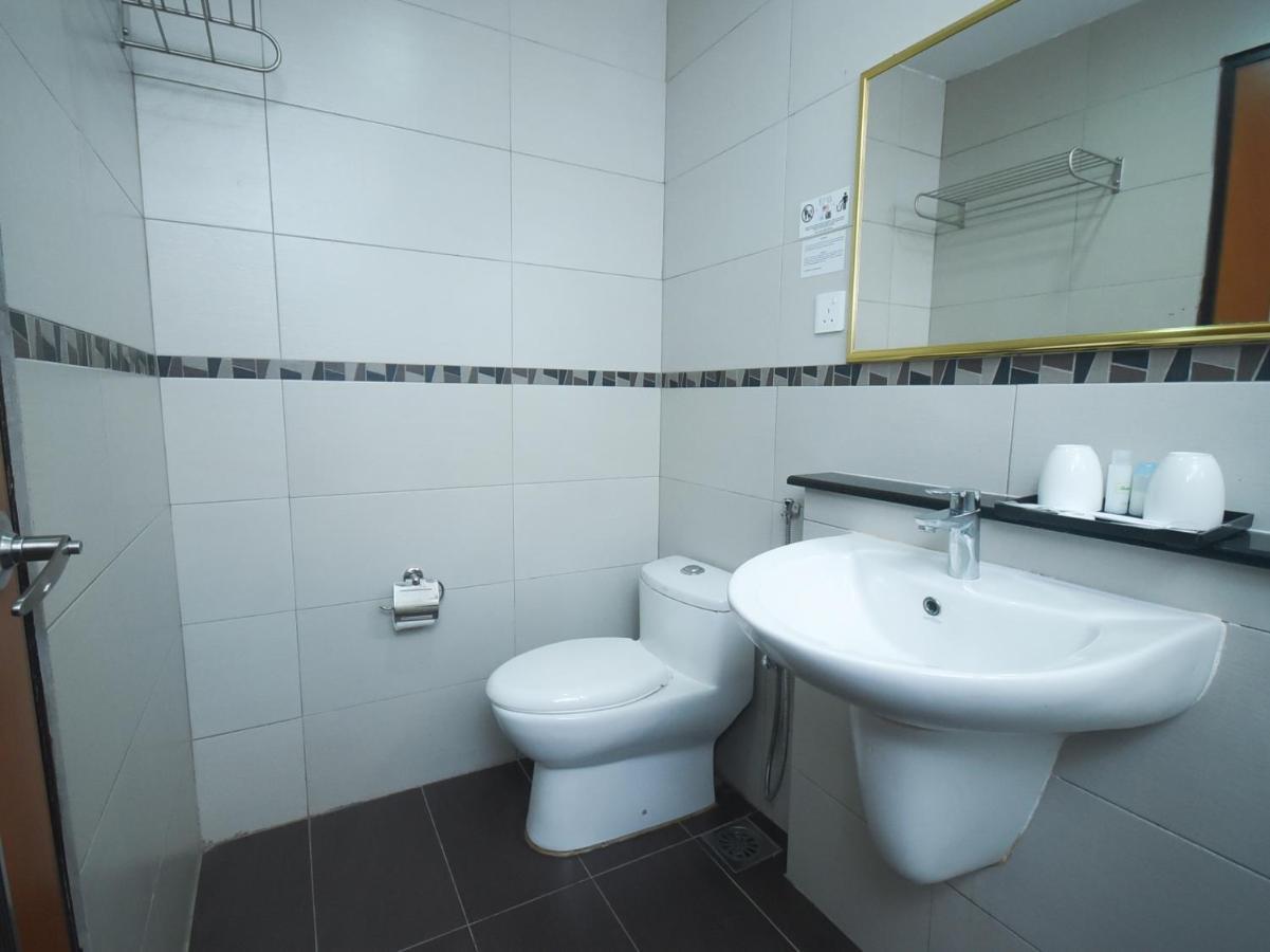 Super Oyo 985 Hotel Nur Мири Экстерьер фото