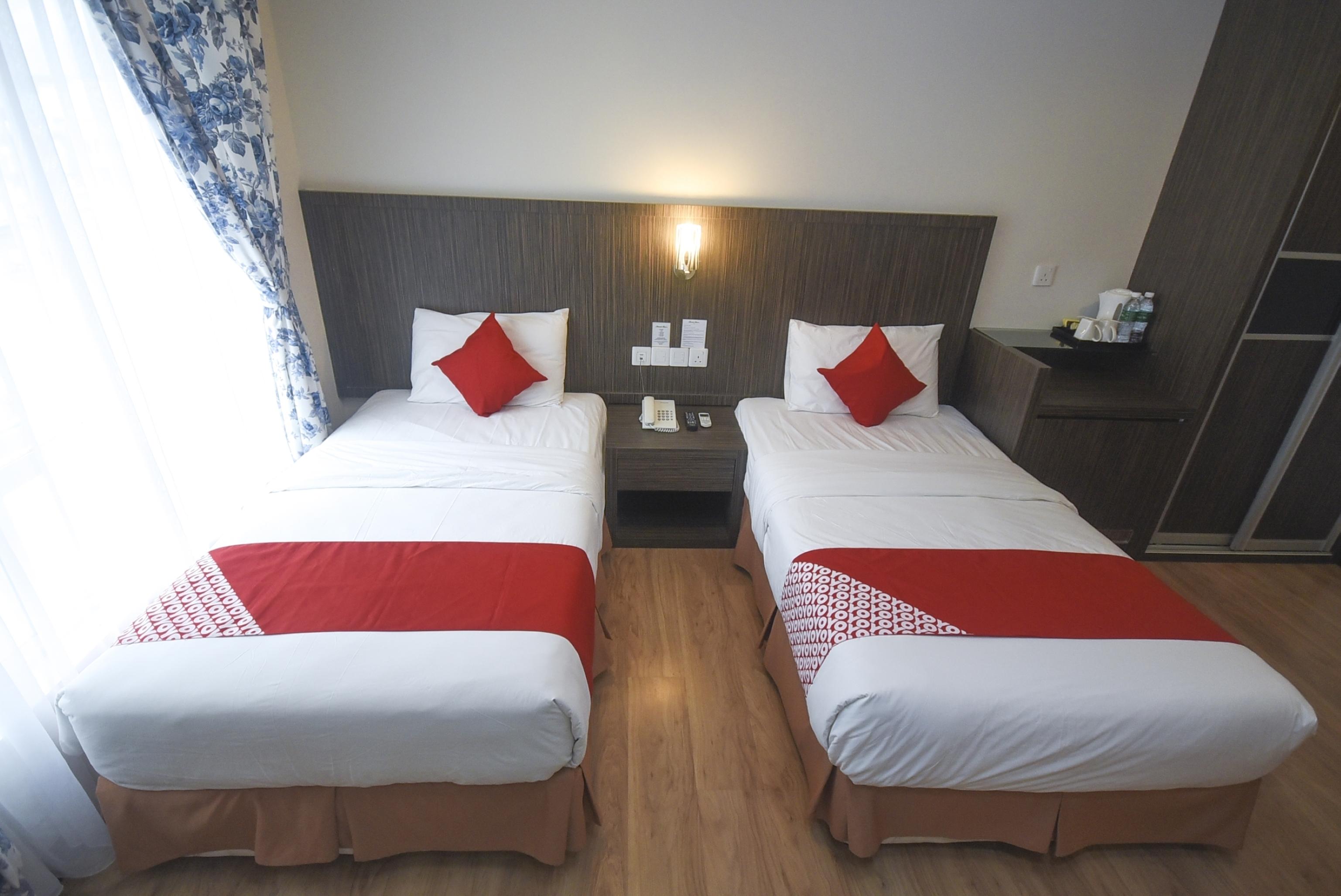 Super Oyo 985 Hotel Nur Мири Экстерьер фото