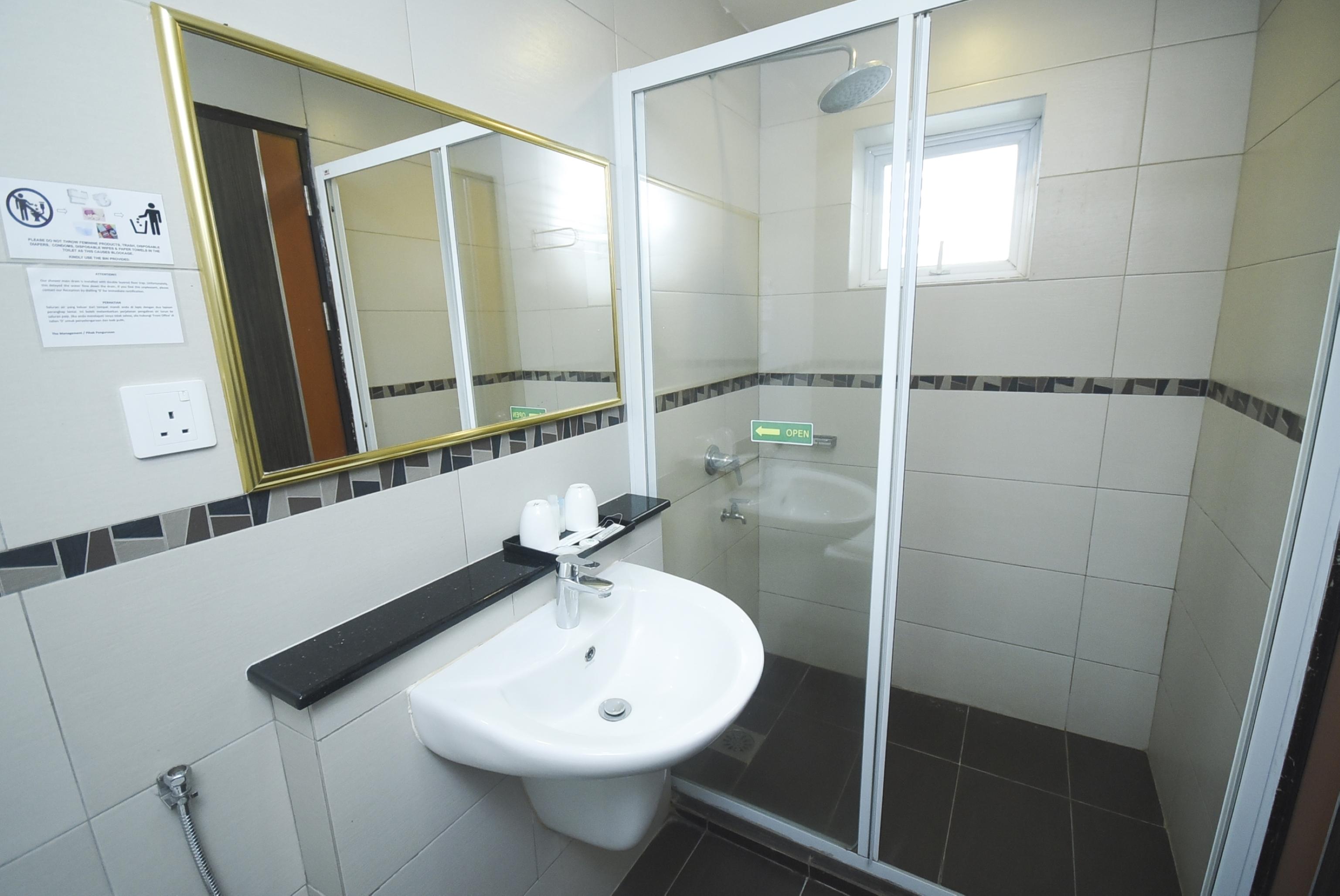 Super Oyo 985 Hotel Nur Мири Экстерьер фото
