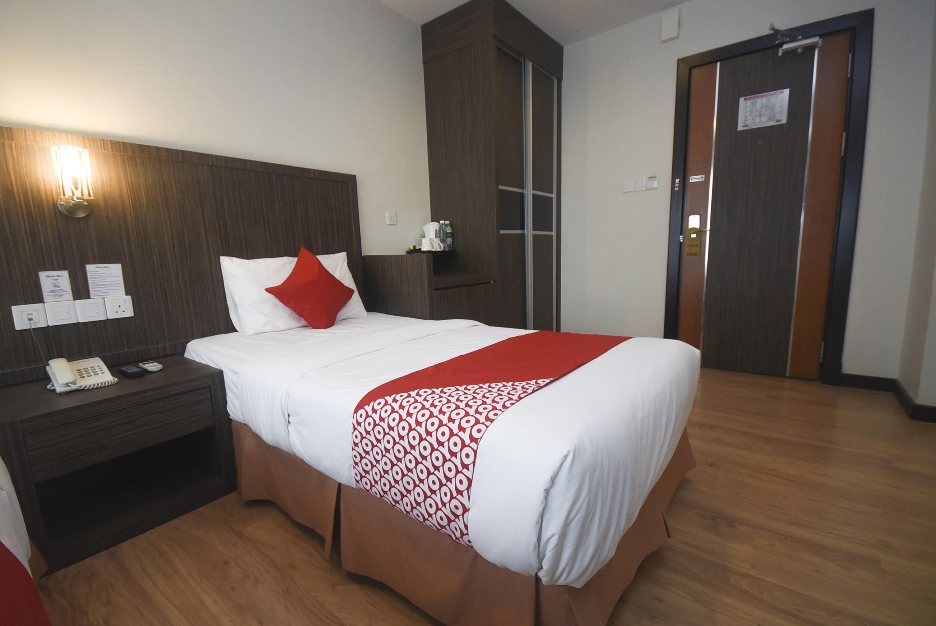 Super Oyo 985 Hotel Nur Мири Экстерьер фото