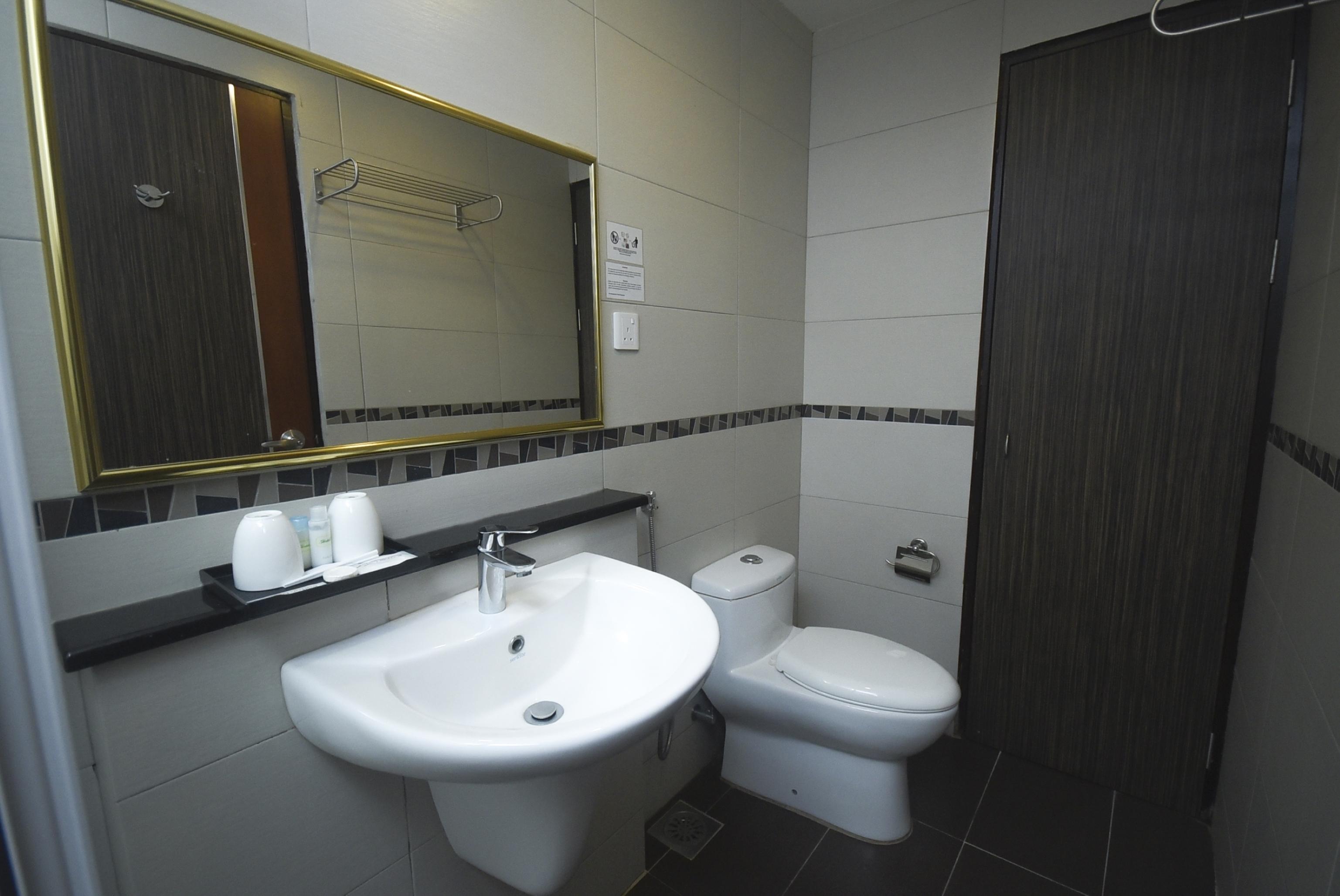Super Oyo 985 Hotel Nur Мири Экстерьер фото