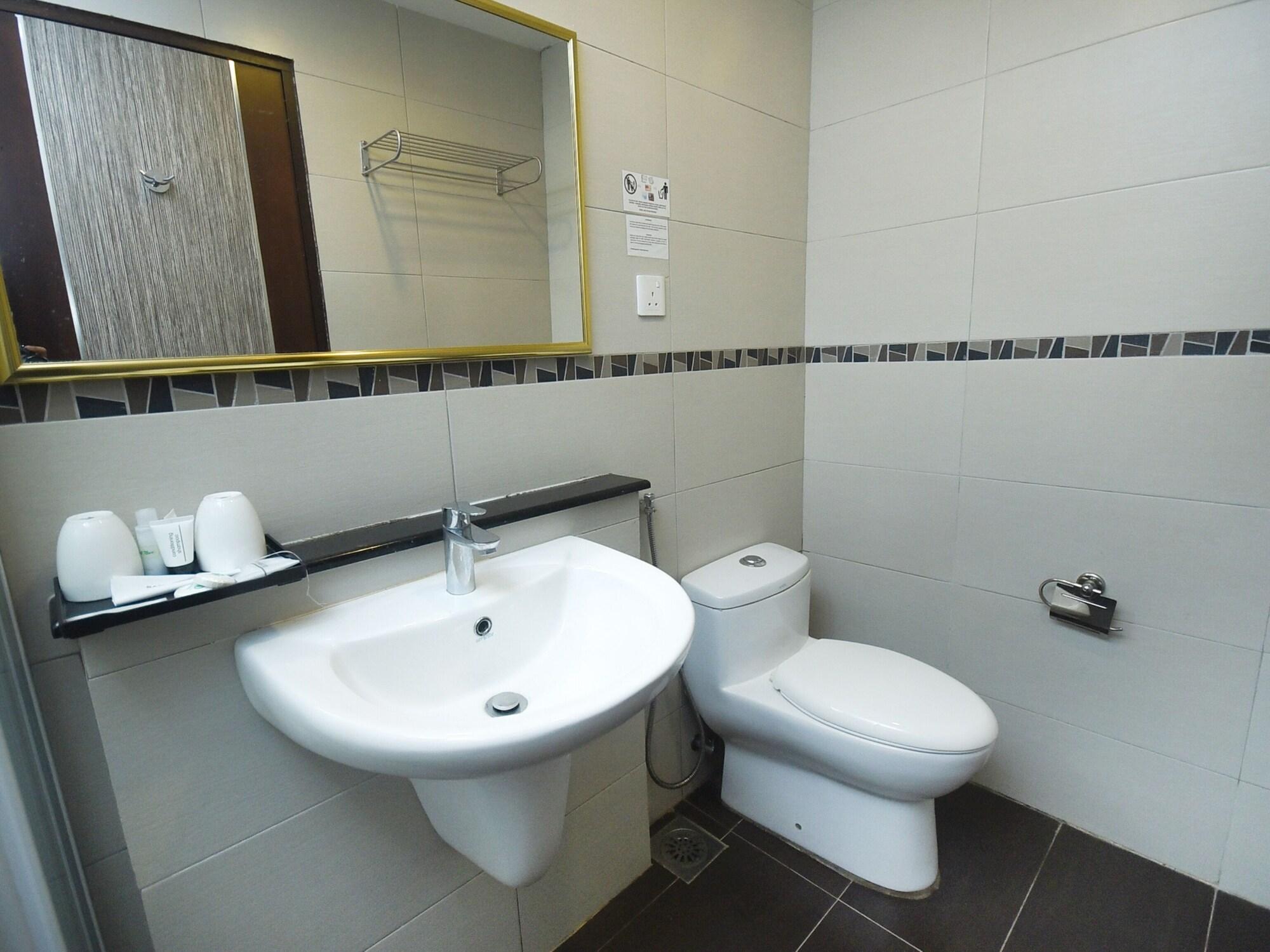 Super Oyo 985 Hotel Nur Мири Экстерьер фото