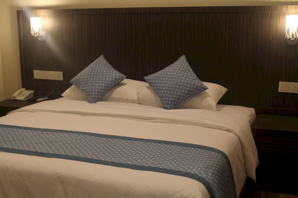 Super Oyo 985 Hotel Nur Мири Экстерьер фото