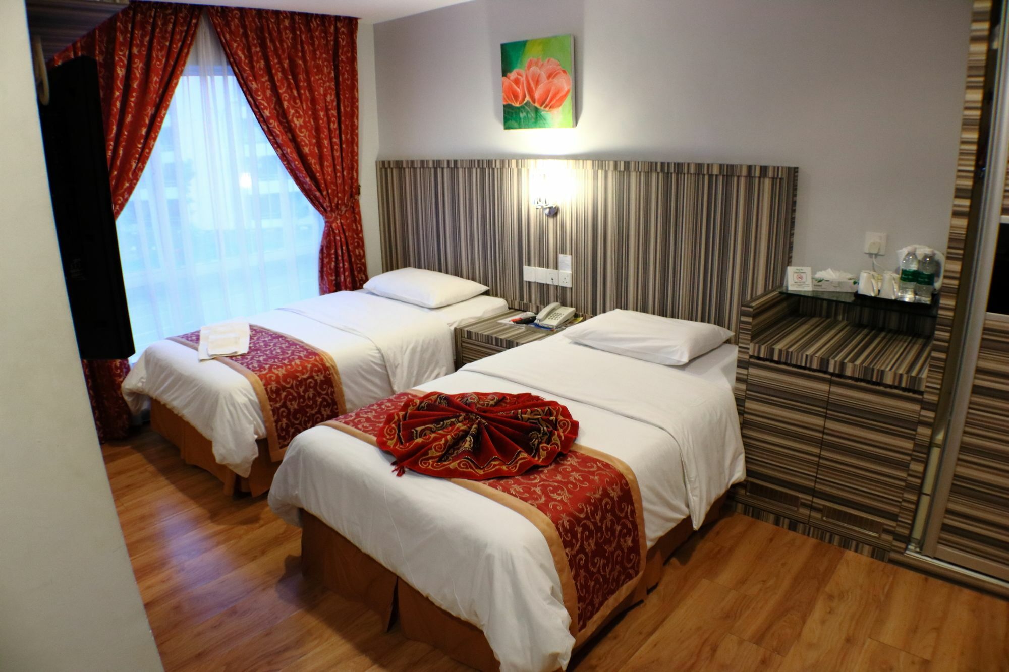 Super Oyo 985 Hotel Nur Мири Экстерьер фото
